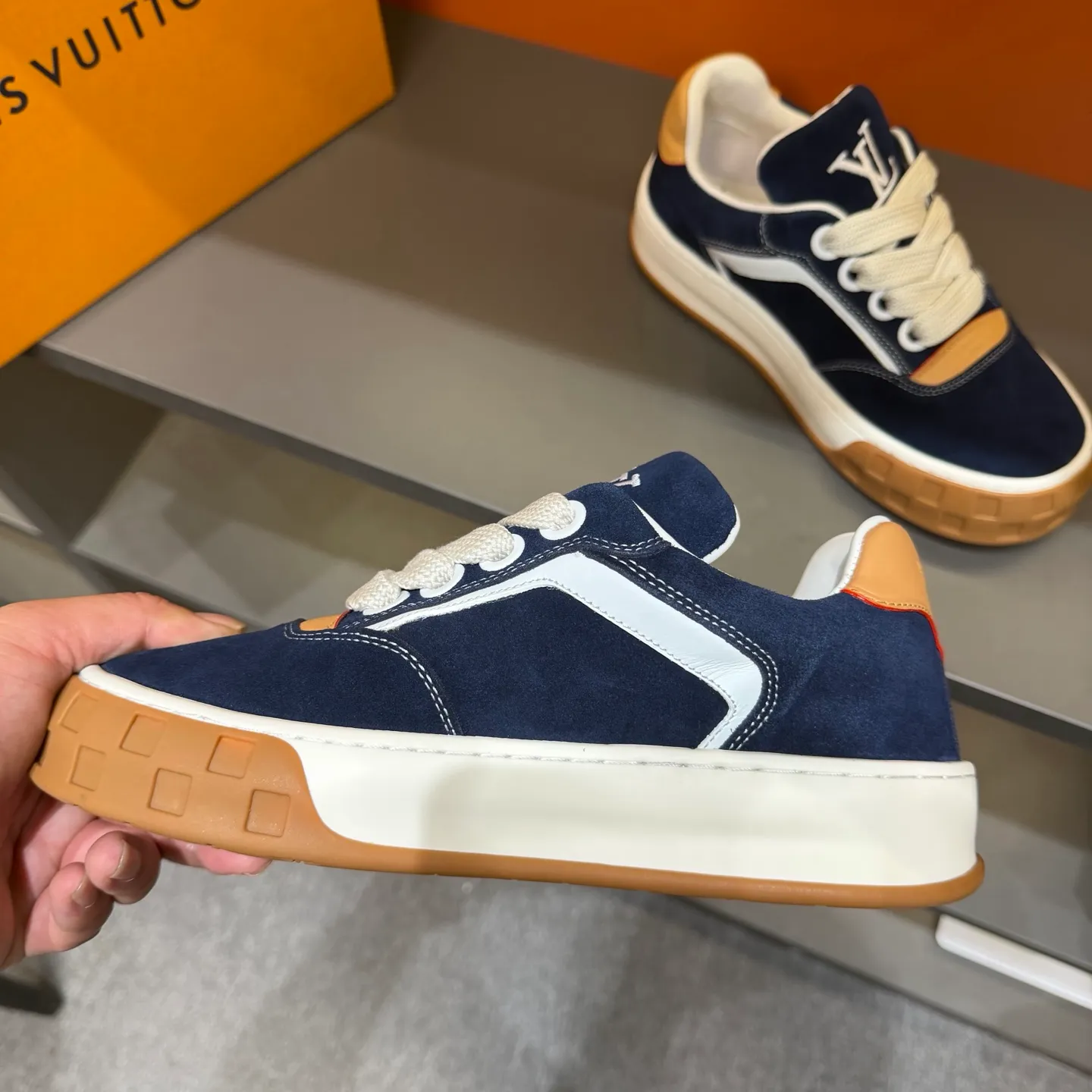 Factory price: 480💰Top version LV-Louis Vuitton-classic catwalk new model, empty glue process, original version 1:1 development! ! The upper foot is very comfortable. It is made of luxurious materials and fine workmanship. The midsole is printed with English letters "Made in Europe". The upper is made of calfskin imported from Italy. The side is decorated with the brand's LOGO and signature. The latest latex foot pads and mesh lining make the foot feel super comfortable. Original factory special supply of original two-color T men's shoes 💰U combination outsole. Bag technology Goodyear stitched edges Fabric: Exclusive custom first-layer cowhide Accessories: Exclusive private model Vuitton logo, lining: Customized silk mesh lining - first-layer silk cowhide lining Outsole: T men's shoes 💰U combination outsole wear-resistant, non-slip and anti-yellowing Foot pads: new latex pad-mesh sweat-absorbent Technology: fully computerized sewing machine wire drawing Toe cap Back cover Hot and cold shaping Full set of pull-top lasts, medium and low logo pattern, code number: 38-44, customized 45